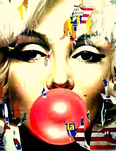 Décollage di Antonio Longo raffigurante Marilyn Monroe che soffia una bolla di chewing-gum