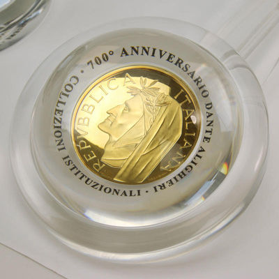 Moneta d’oro 500 Lire Dante Alighieri sotto una lente di cristallo